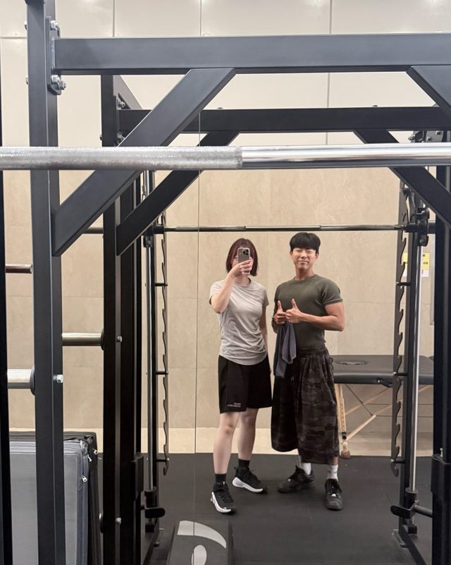 여성 전문 트레이너와 PT 회원이 함께 찍은 후기 사진