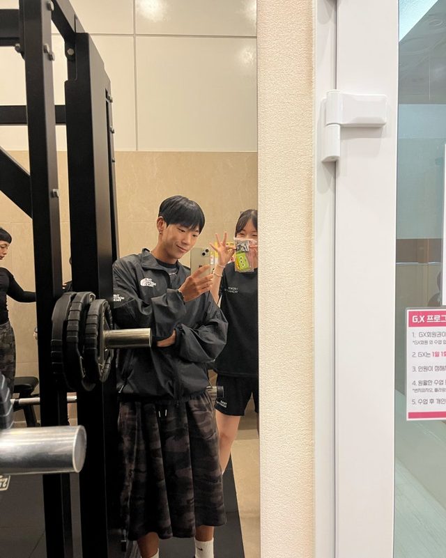 여성 전문 트레이너와 PT 회원이 함께 찍은 후기 사진