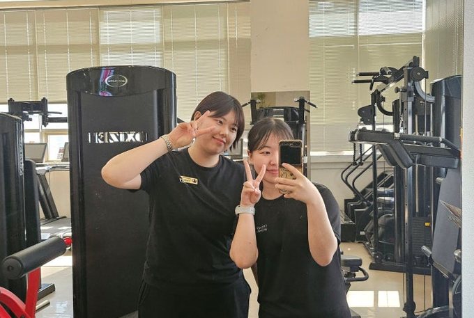 여성 전문 트레이너와 PT 회원이 함께 찍은 후기 사진