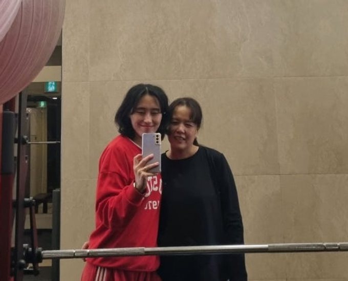 여성 전문 트레이너와 PT 회원이 함께 찍은 후기 사진